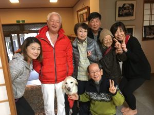 91歳の参加者さん家族と盲導犬と木村院長とメインヨガインストラクター藁谷さんと高平と